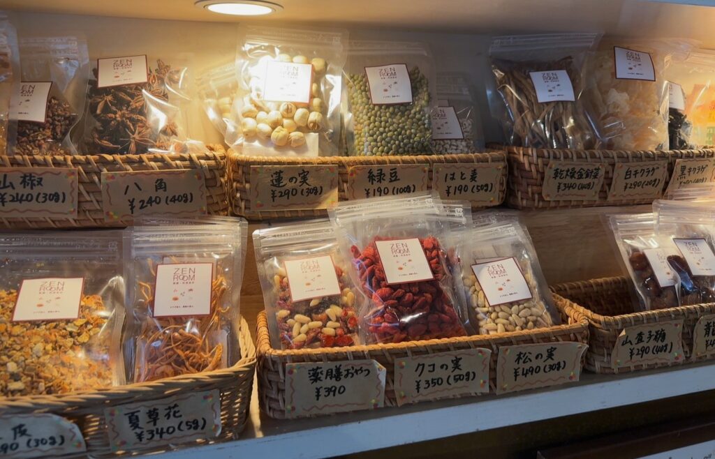 店内には薬膳に関する商品も★