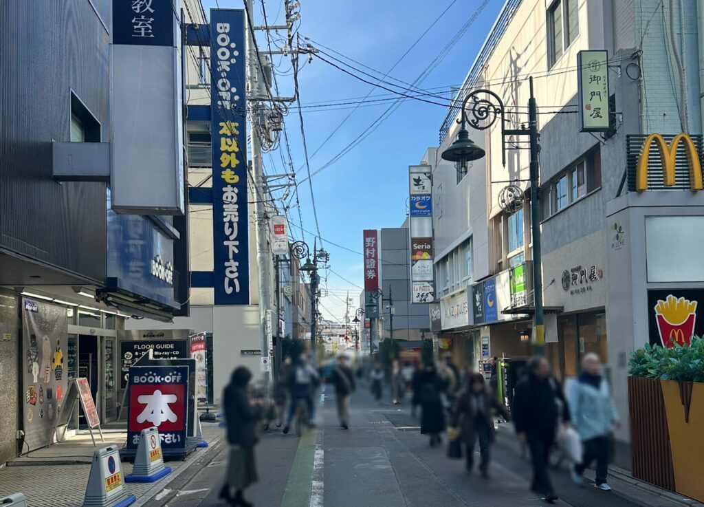 賑やかな「メープル通り」を歩きます♪