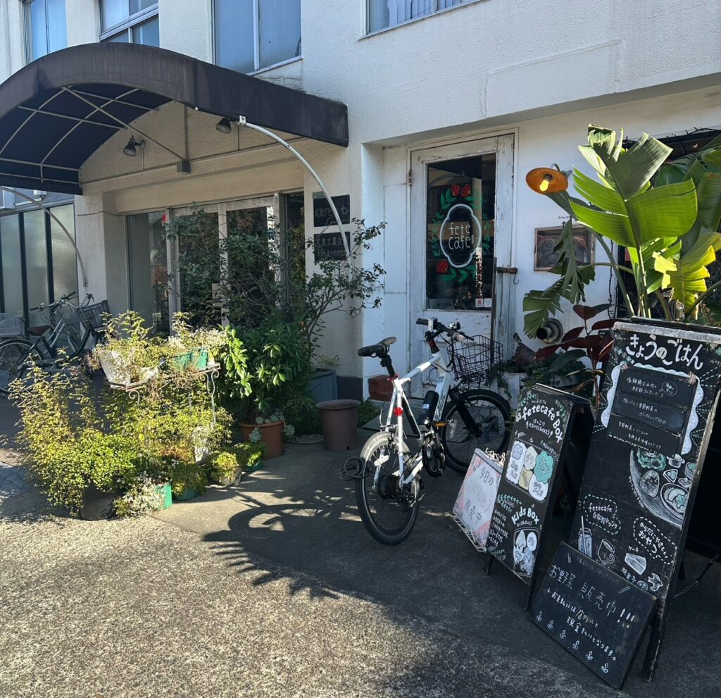 緑あふれるかわいいお店が見えてきました♪到着です！！