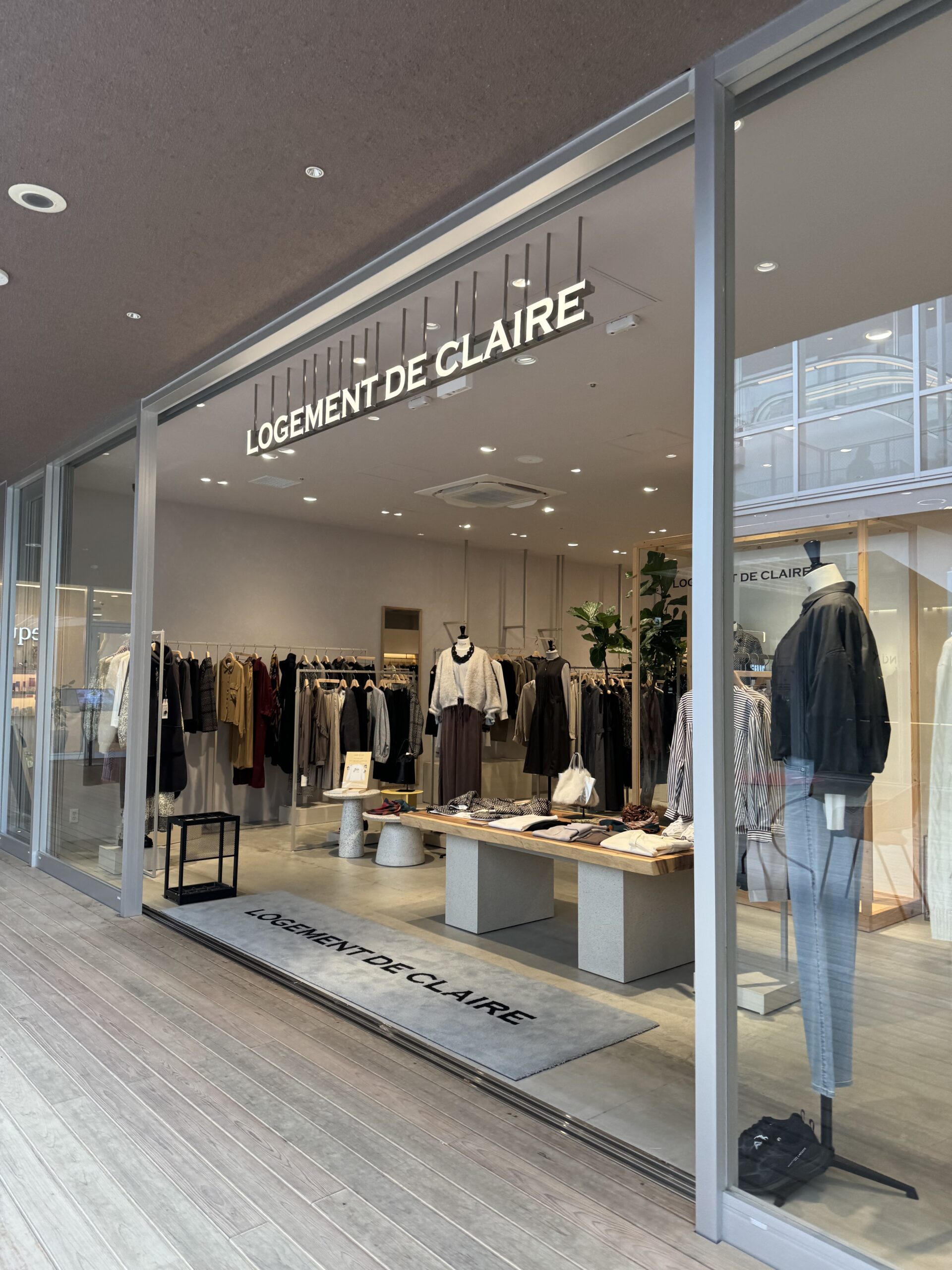 LOGEMENT DE CLAIRE（ロジュモンドクレール）さんです。メルローズグループのブランドでレディースのお洋服の販売をされています。お店のコンセプトが自