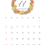 2025年11月度の月間カレンダー（縦型）。11月の季節感をイメージして落ち葉のリースを描き、温かみのあるカラーでまとめました。一般的な書式の月間カレンダーに季