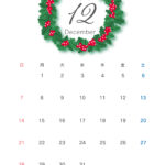 2025年月間カレンダーのテンプレート、12月のデザインです。クリスマスの季節らしく、上下に赤いライン、メインに柊（ひいらぎ）のリースをデザインしました。季節感