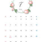 ７月の月間カレンダー（2025年度）の無料テンプレートです。夏のお花「朝顔」をやさしいタッチのリース型にデザインし、暑い7月を少しでも涼しげにとやさしいカラーに