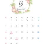 2025年9月の月間カレンダー（縦型）です。9月の花「コスモス」をリース型にデザインしたかわいいイラストがメインに描かれています。お花を優しい色合いで描いており