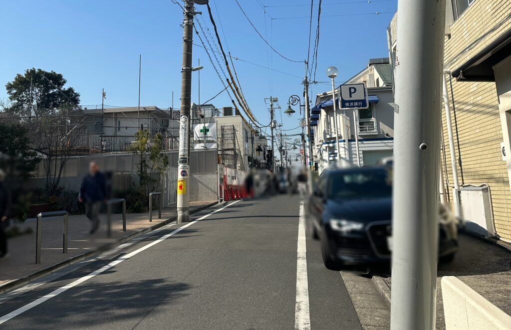 様々なお店が並ぶメープル通り