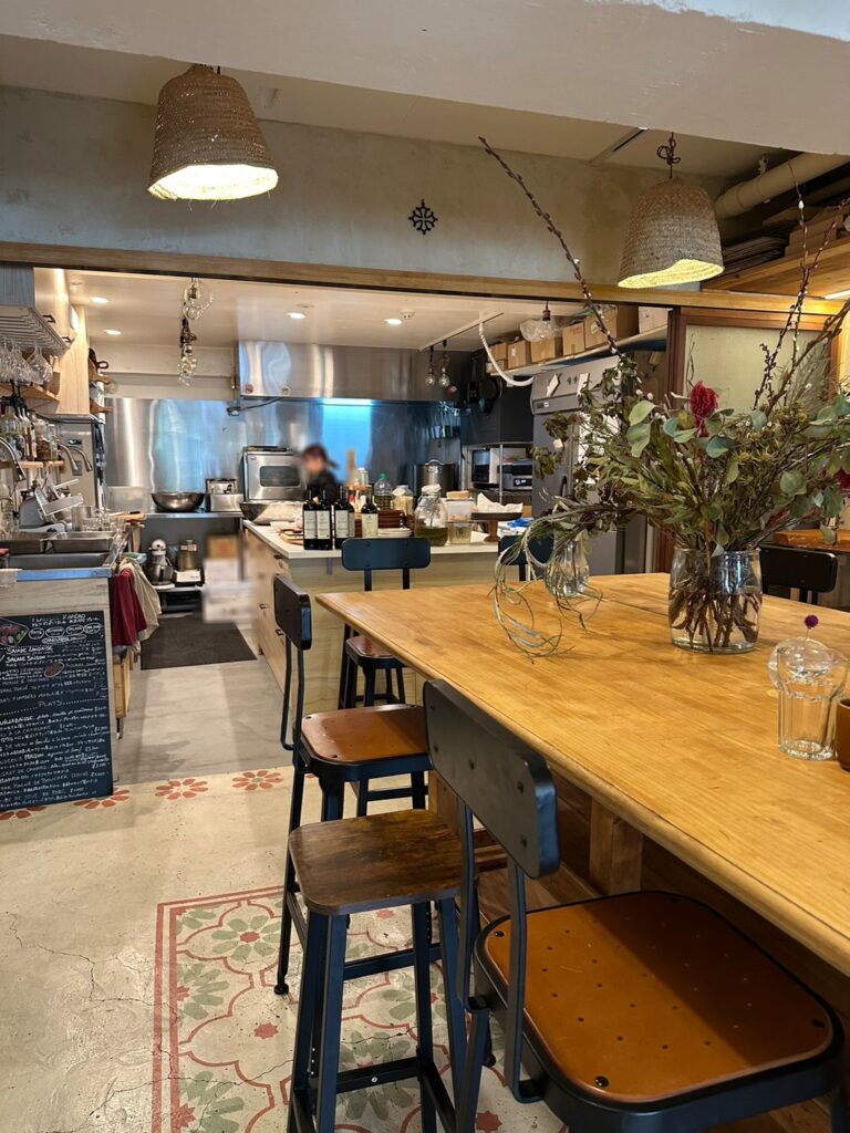 ＜明るく広々としたセンスある店内＞