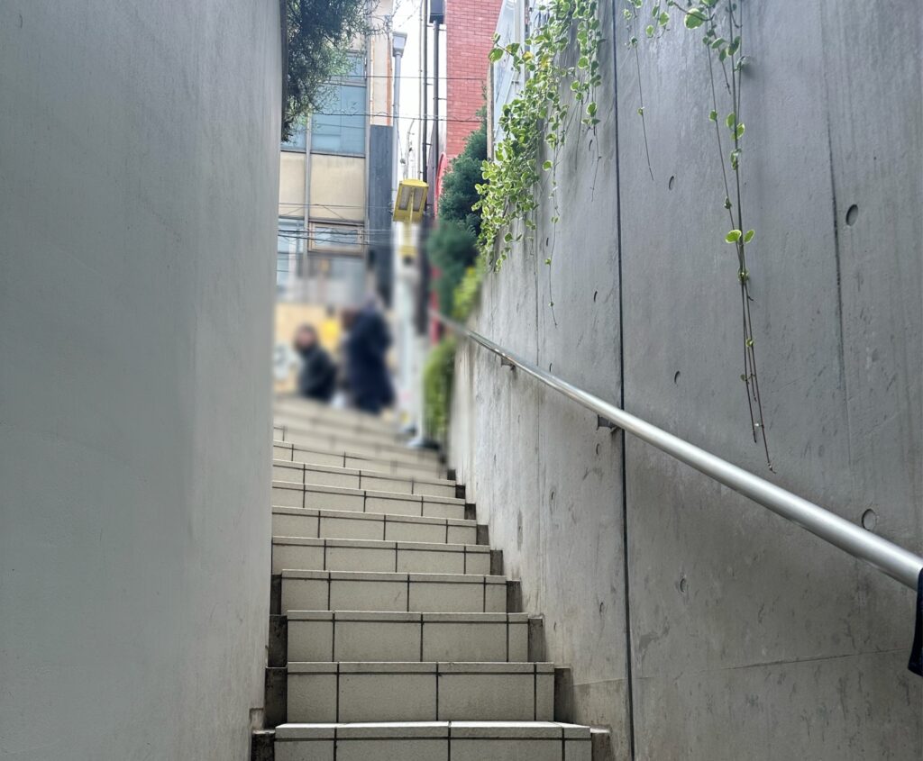 お店前の白い階段