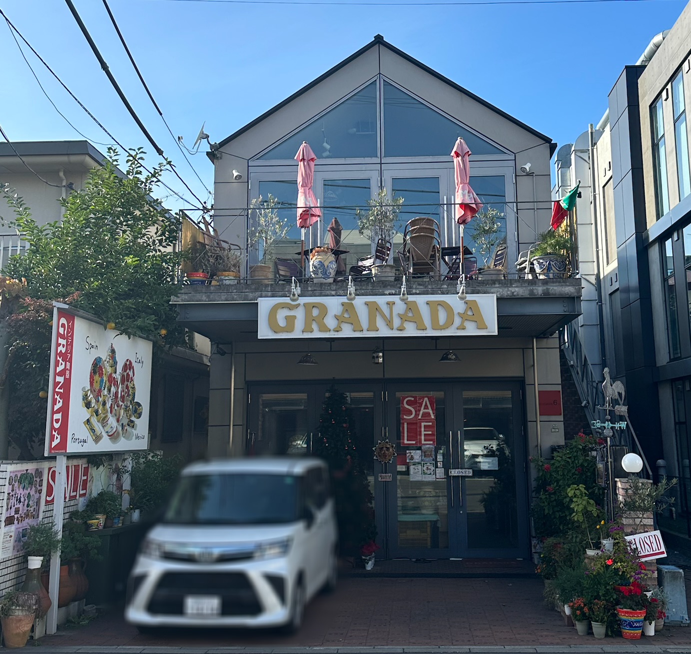 自由が丘駅から徒歩約6分のお店『GRANADA（グラナダ）』さんは、スペイン・イタリア直輸入の陶器やインテリアのお店です。明るく元気なテイストがお好きな方は、ぜ