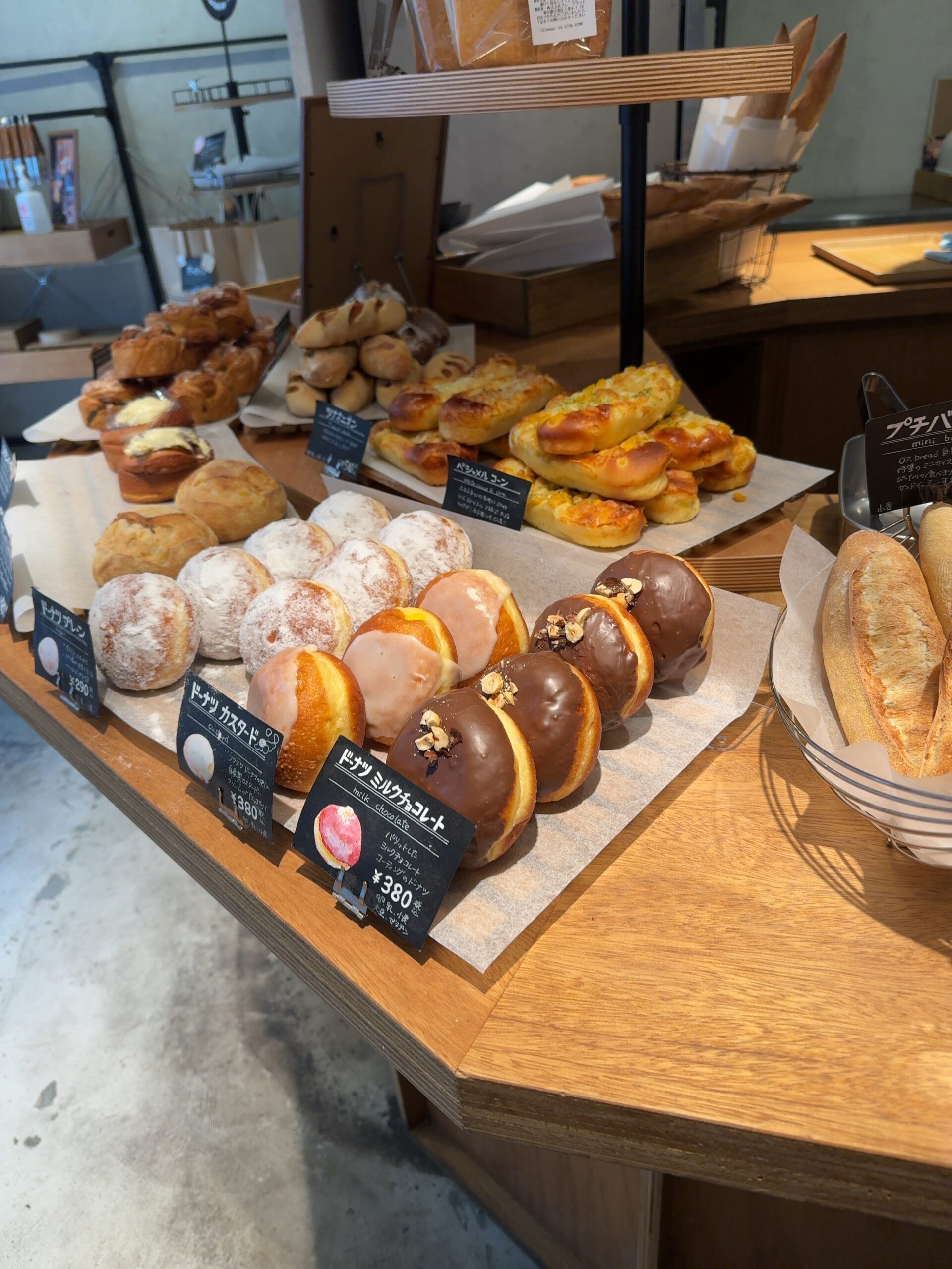 パン屋の激戦区自由が丘！南口改札からすぐのところにある「OZ bread（オズブレッド）」さんです。じっくり発酵させ小麦の旨味を引き出すのをお得意とされているパ