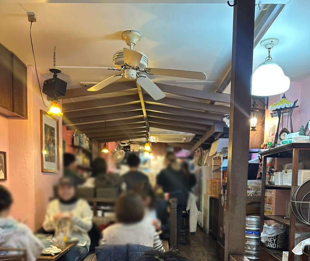 リラックスできる活況な店内
