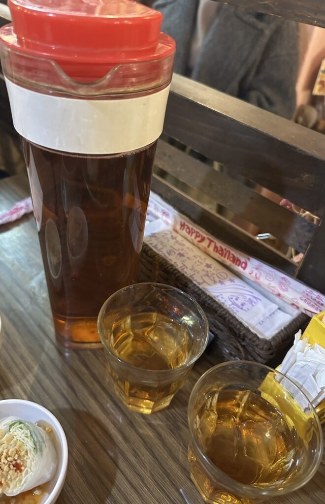 辛くても大丈夫！ポットでお茶も用意されています！