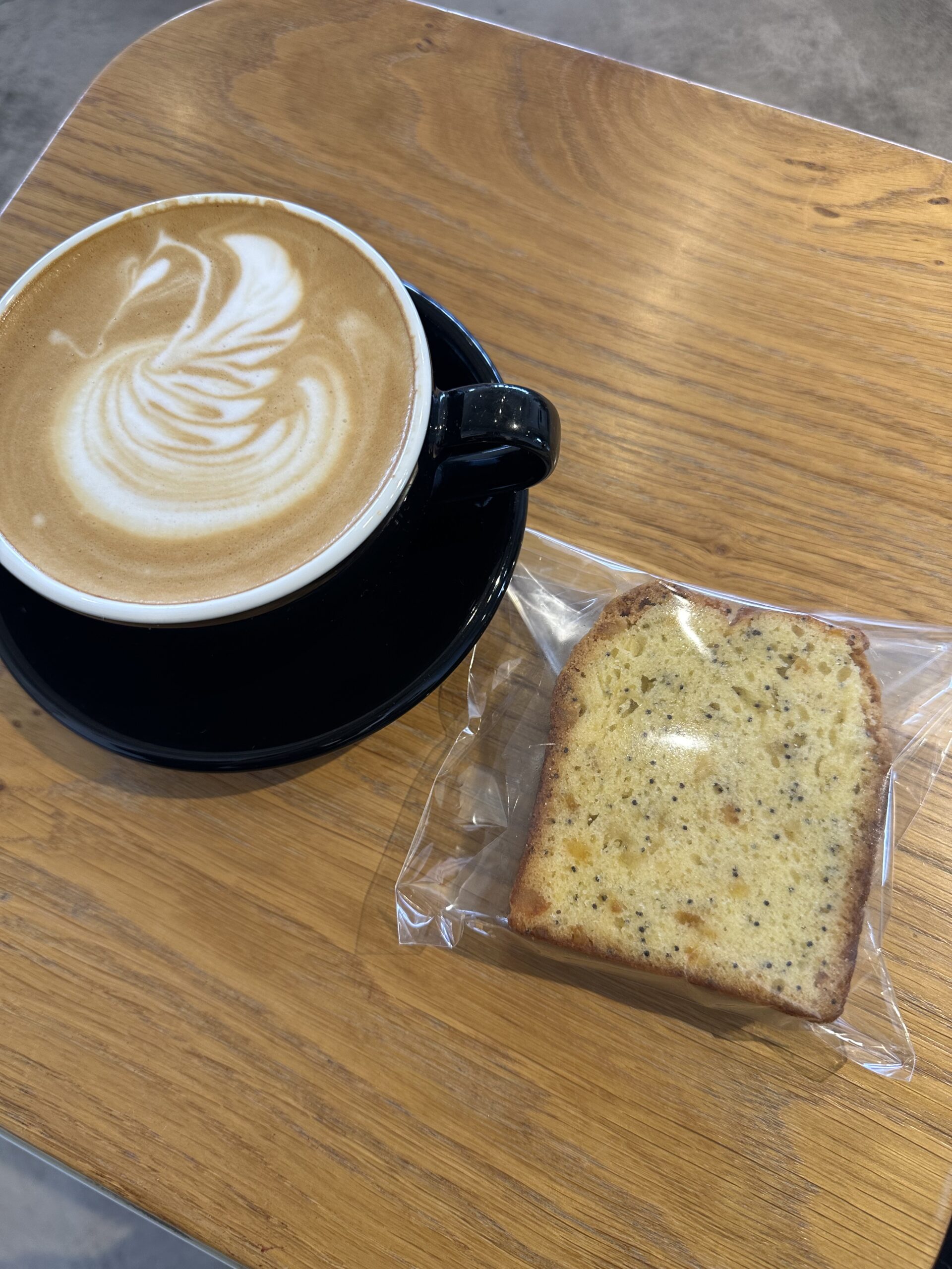 今日はずっと行ってみたかった『ALPHA BETA COFFEE CLUB 自由が丘駅前店』さんに来てみました。自由が丘駅正面出口の本当に真ん前のビルの3階に