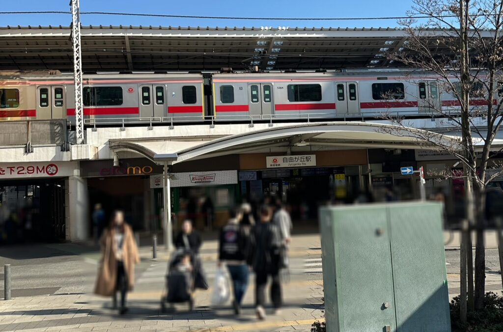 人々が行き交う自由が丘駅正面口