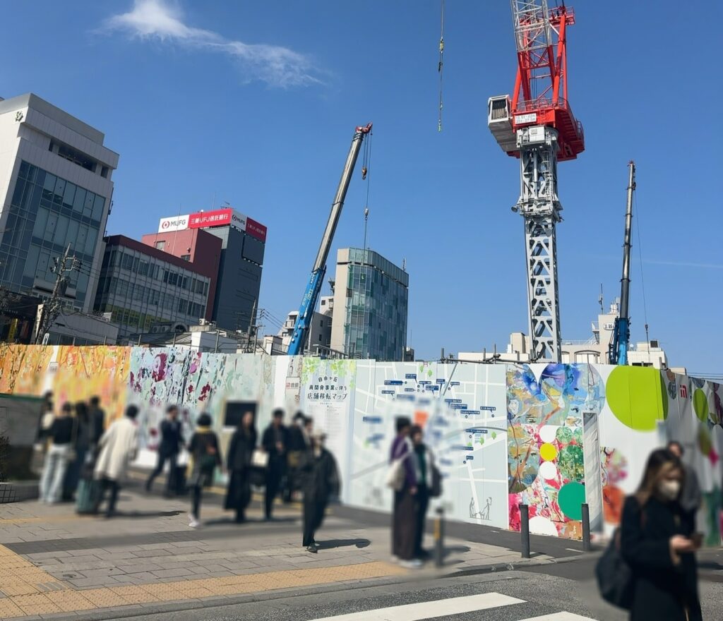 女神通り横は自由が丘駅周辺地区再開発工事中です