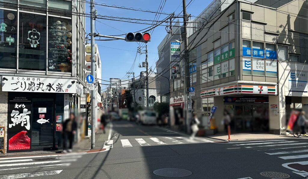 飲食店などでにぎやかなすずかけ通り