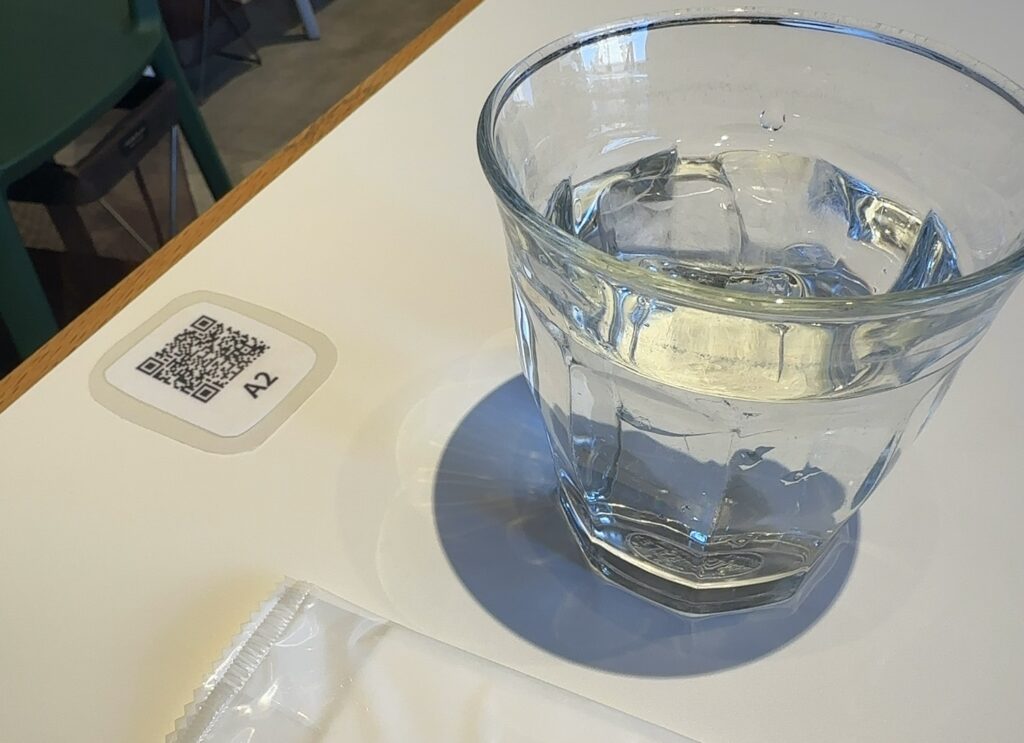 オーダーはテーブルにあるQRコードで