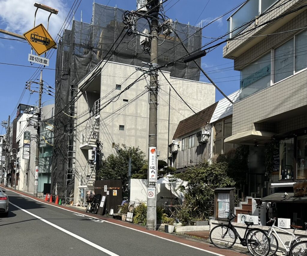 お店に到着です！緑あふれるテラスが目を引きます☆