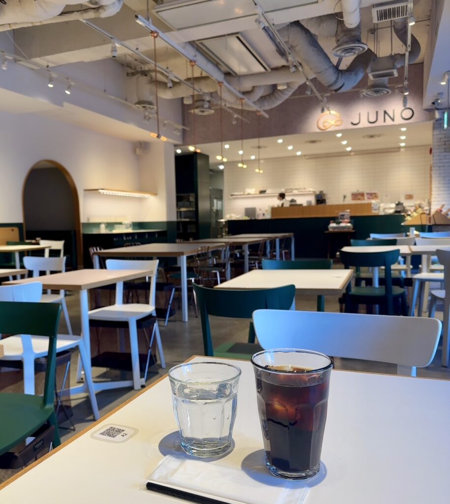 広々としていて落ち着く店内