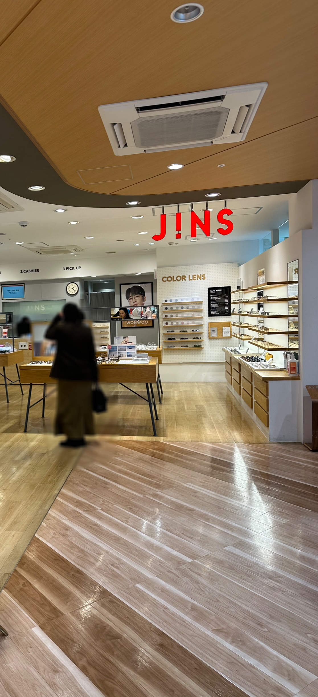 『JINS フレル・ウィズ自由が丘店』さん👓自由が丘駅南口から徒歩約3分、スーパーなどの食料品店やおしゃれな服飾雑貨店が入っている商業施設「フレ