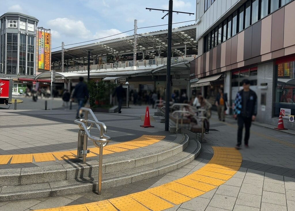 多くの人々が行き交う自由が丘駅正面口前ロータリー