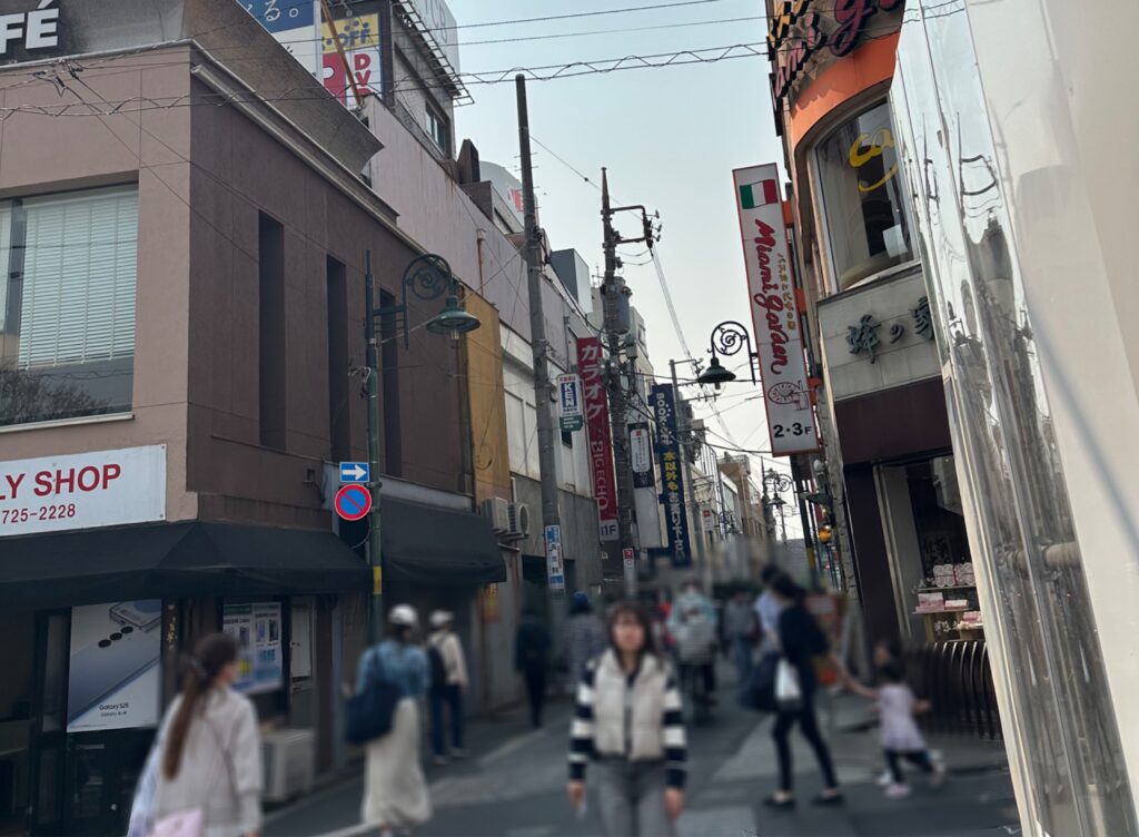 人通りの多いメープル通り