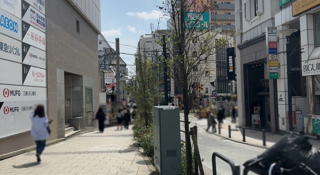 先に東急大井町線の踏切があります