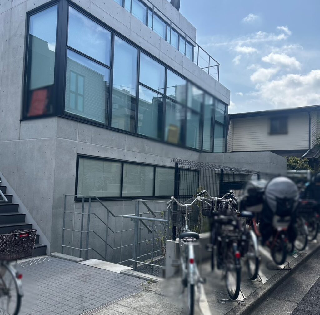 ビルの裏の駐輪場