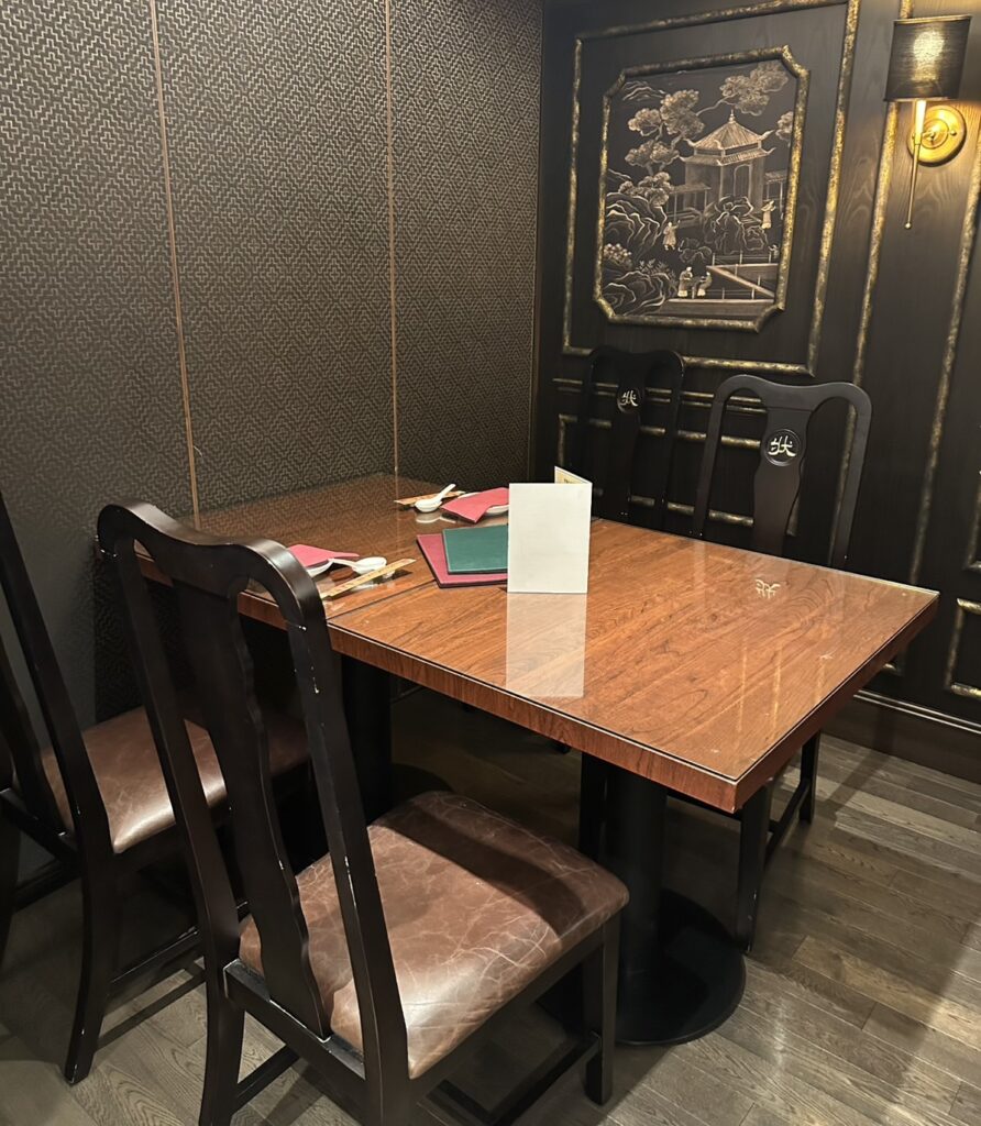 落ち着いて雰囲気の中で料理が楽しめる店内