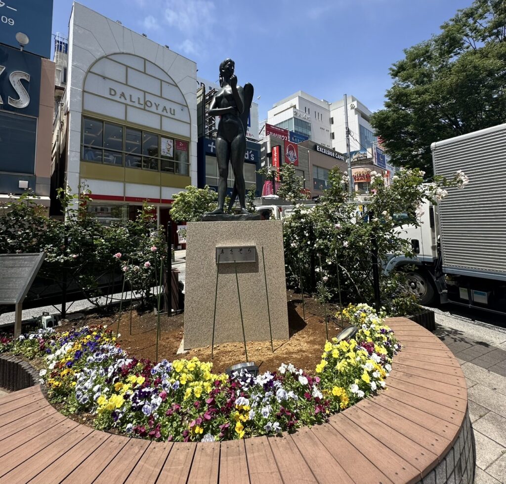 自由が丘駅正面口前のロータリーにたたずむ女神像