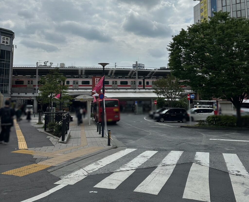 いつでも沢山の人々がいる自由が丘駅正面口前