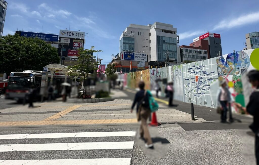 バス停を越えていきます