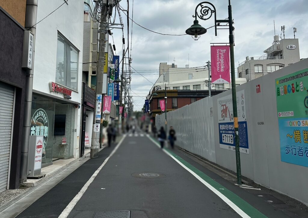 にぎやかな「カトレア通り」