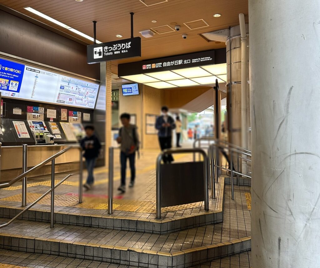 自由が丘駅正面口のすぐ横です