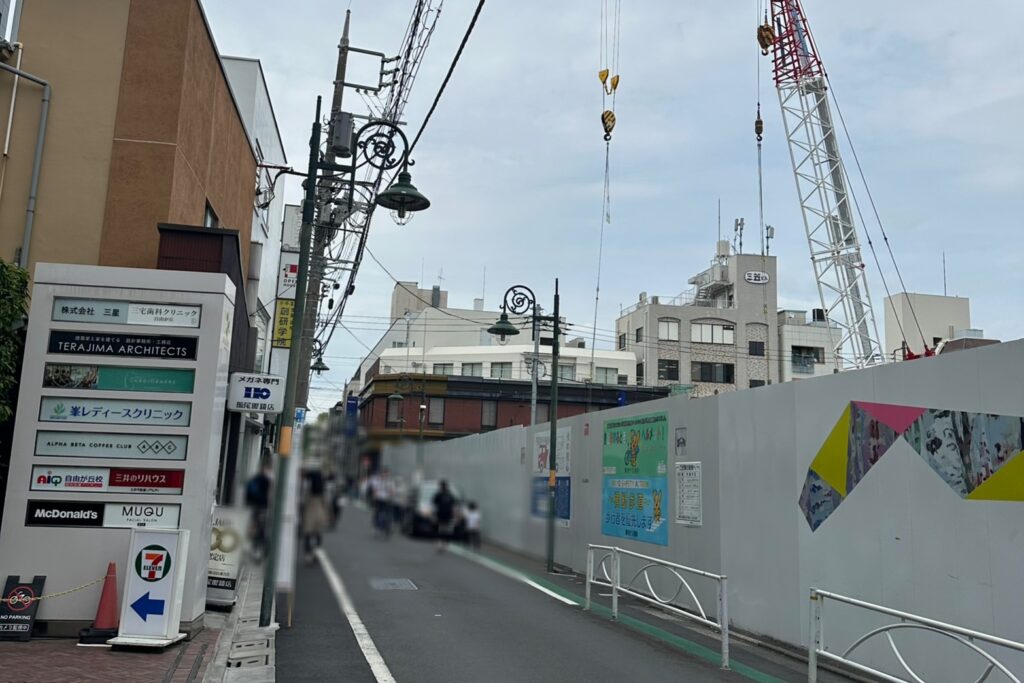 にぎやかな「カトレア通り」