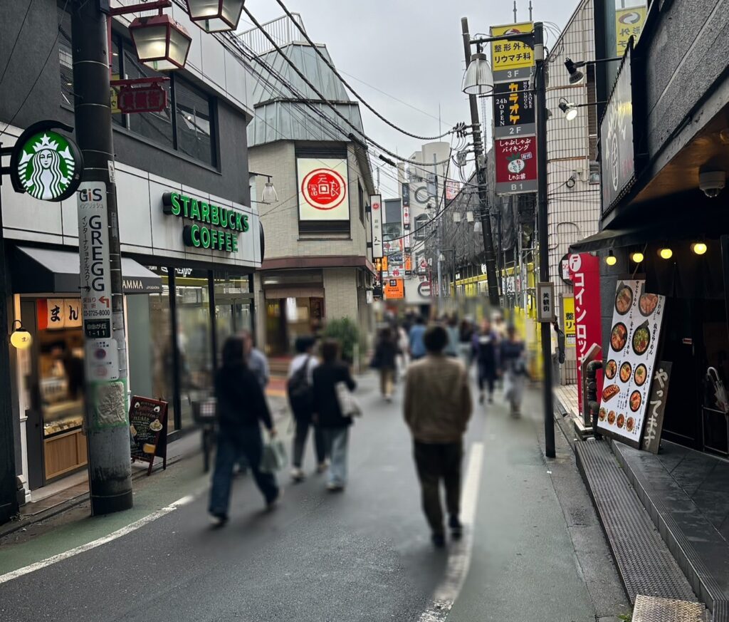 お店もたくさん立ち並ぶにぎやか通り