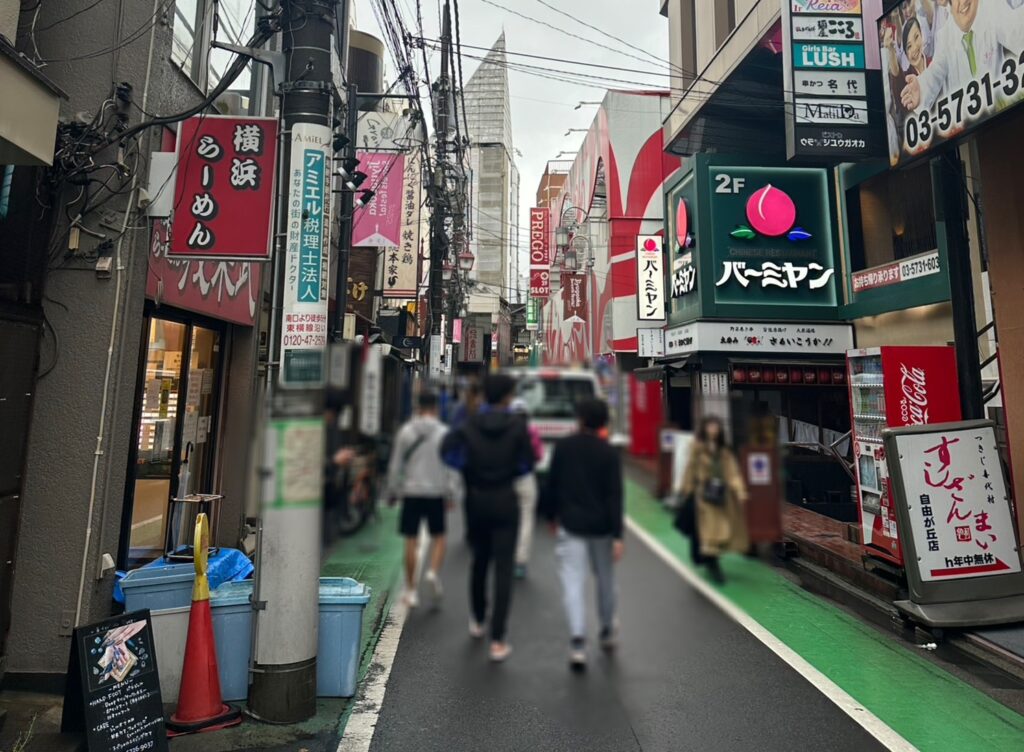 右手にバーミヤンを通り過ぎます