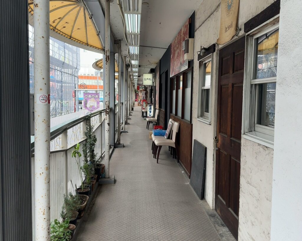 バラエティ豊かな飲食店が並ぶ２階