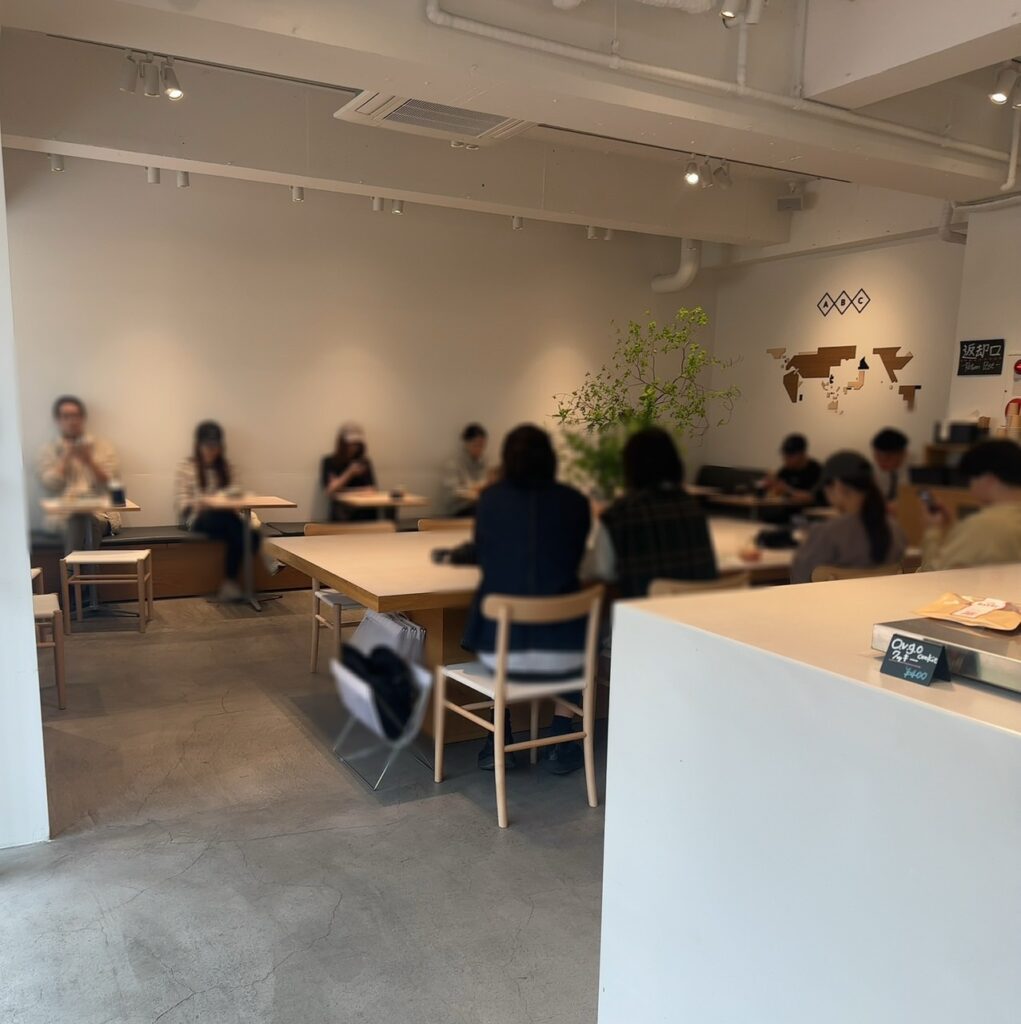 モダンでおしゃれでゆっくりできる店内