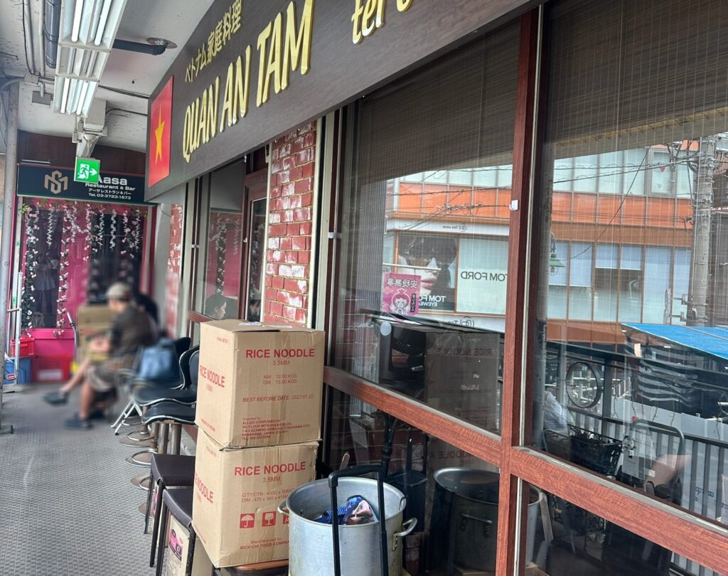 お店横におかれた椅子に座って待ちます