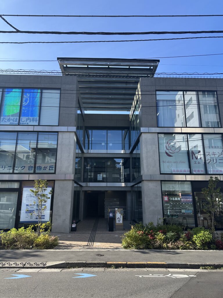 自由ヶ丘駅から徒歩約6分のビル