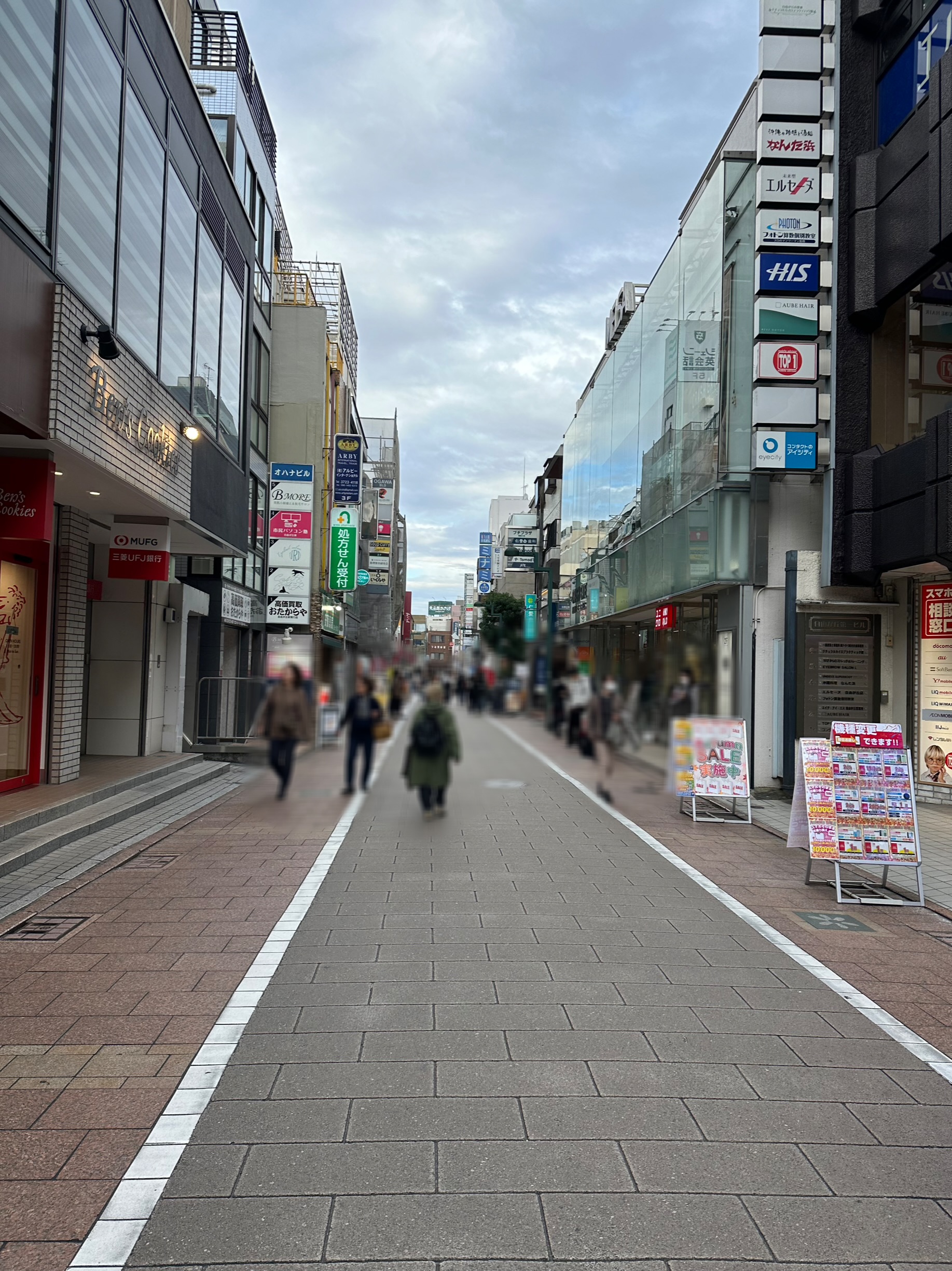 自由が丘南口を出ると広がる「マリクレール通り」。たくさんのお店が立ち並ぶにぎやかな通りです✨ その名前の由来は、自由が丘のイメージ向上や集客増など