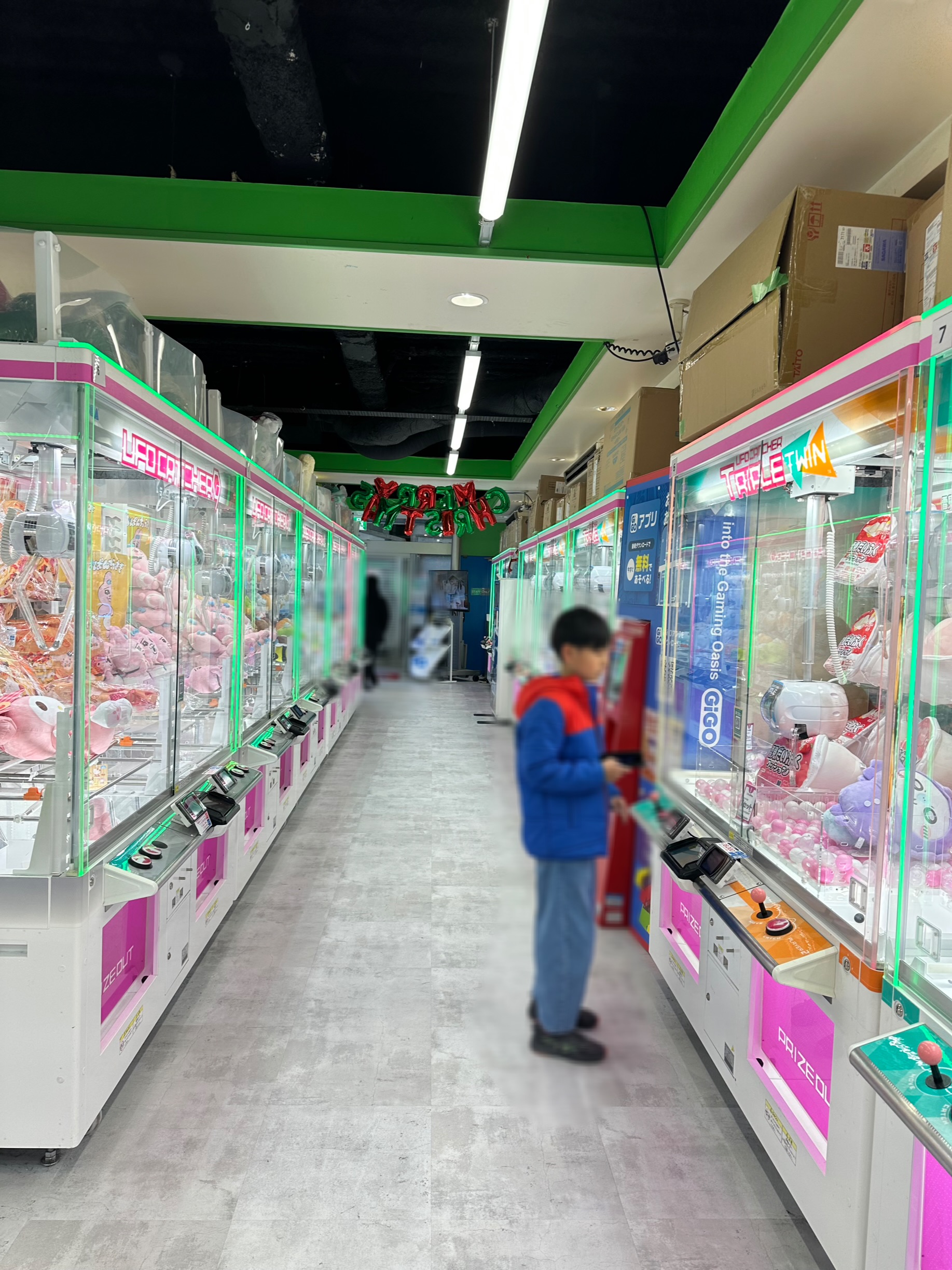 大人でもたまにゲームセンターに来ると楽しいですよね。子供が大好きなクレーンゲームは、かわいいスヌーピーのぬいぐるみや大きなお菓子の箱などもあります&#x2763