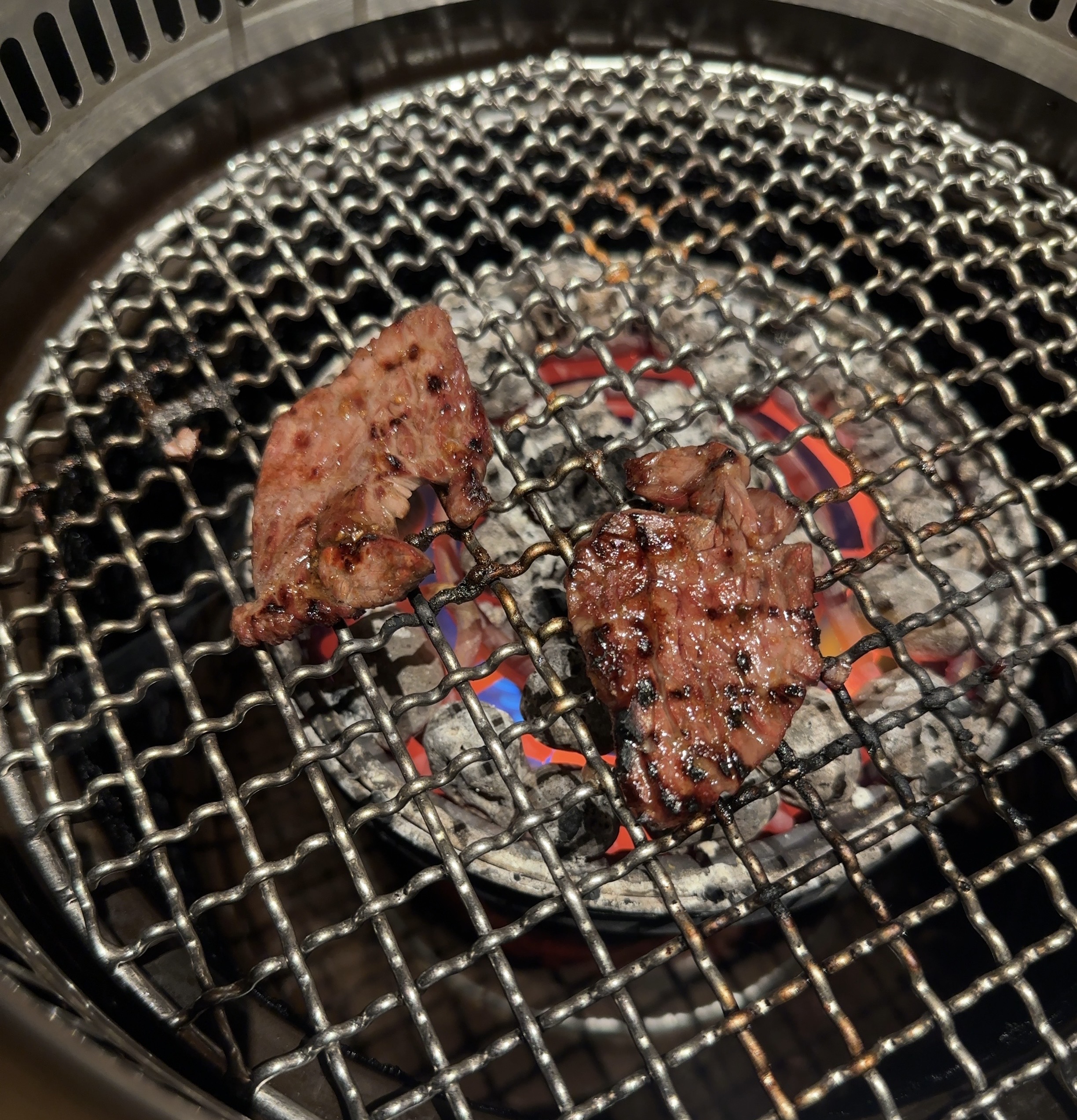 先日おしゃれでおいしい焼肉屋さん『ベこ亭　自由が丘店』に行ってきました。ランチタイムだったので、お得なセットがあり、大満足！！写真はランチセットメニューの「ハラ
