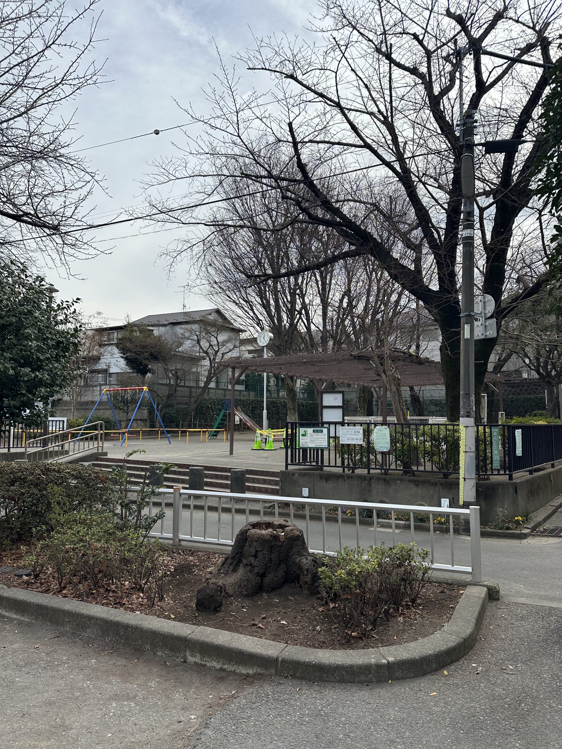 自由ヶ丘駅南口から徒歩約5分、九品仏川緑道沿いにある「奥沢二丁目公園」です。そんなに大きな公園ではありませんが、ブランコや滑り台、お砂場や公衆トイレ、公衆電話な