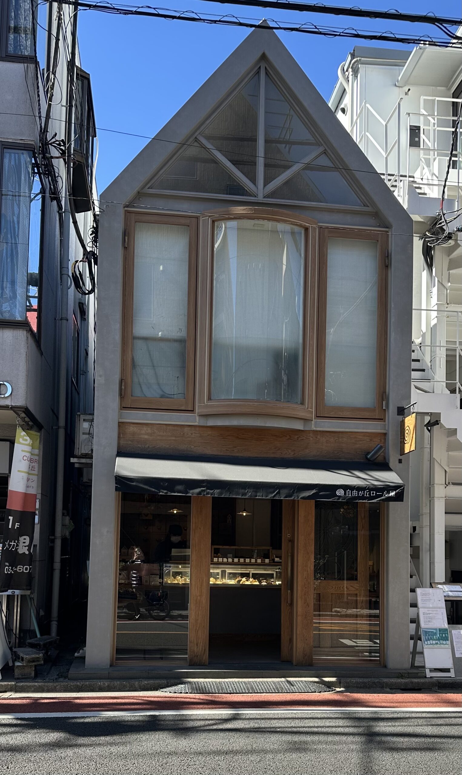 自由ヶ丘にはスイーツの名店がたくさんあります！和菓子から洋菓子まで、老舗から新規のお店まで♪写真の「自由が丘ロール」はパティスリー「モンサンクレール」のオーナー