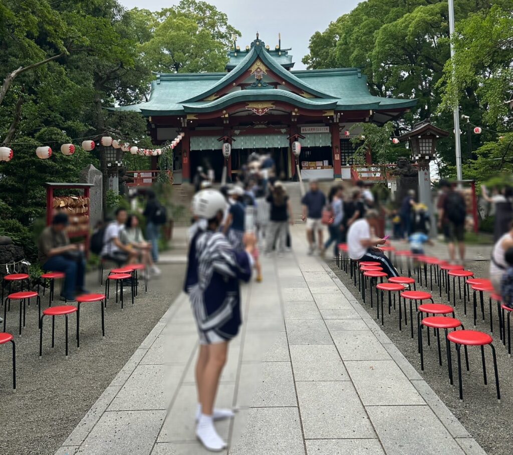 参拝者でにぎわう境内
