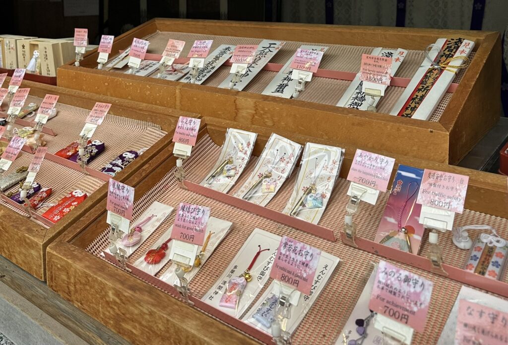 豊富な種類のお守りが並ぶ