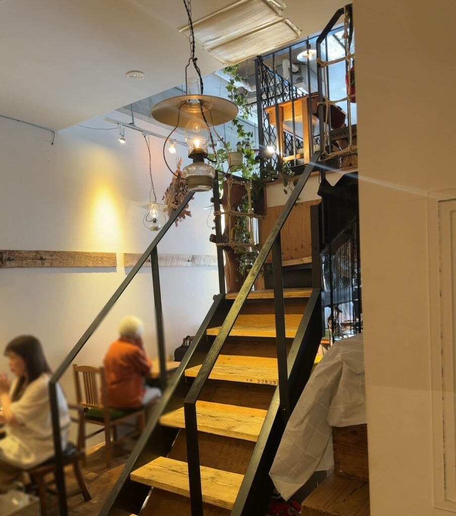 賑わうおしゃれなこだわりの店内