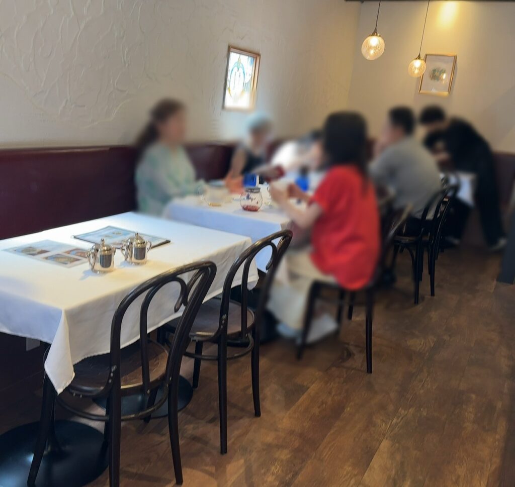 賑わう店内