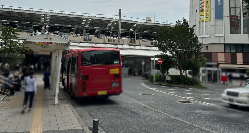 多くの人々が行き交う自由が丘駅正面口